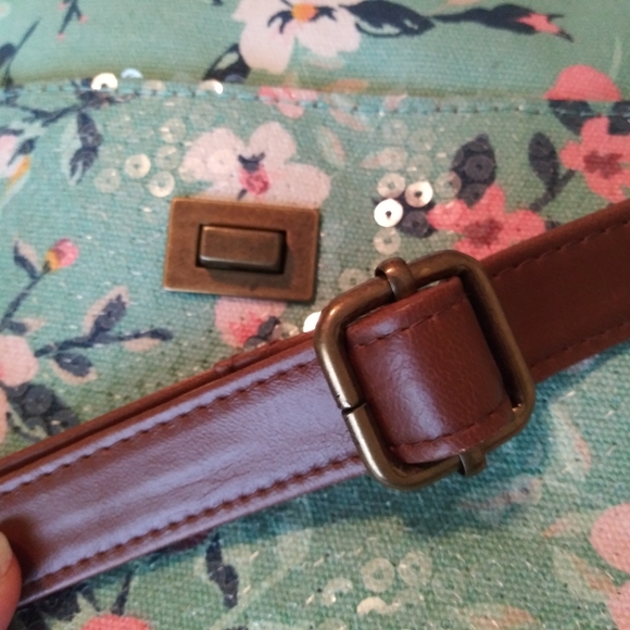 ✨🌸Candie's Floral Crossbody Bag. NWT!🌸✨ - Picture 6 of 6